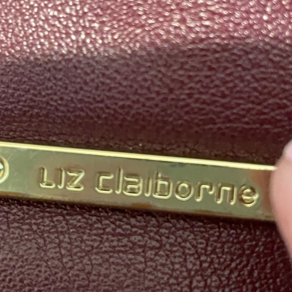 Liz Claiborne maroon leather shoulder bag. - Picture 2 of 8